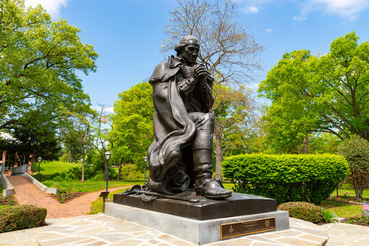 George Washington in Prayer Memorial Statue
