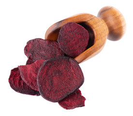 Naklejka premium Crispy roasted beetroot chips with sea salt, isolated on white background. Healthy and crunchy natural vegetable snack. Clipping path.