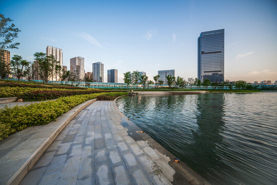 Serene Urban Landscape: A Modern Lakeside Retreat Amidst City Life