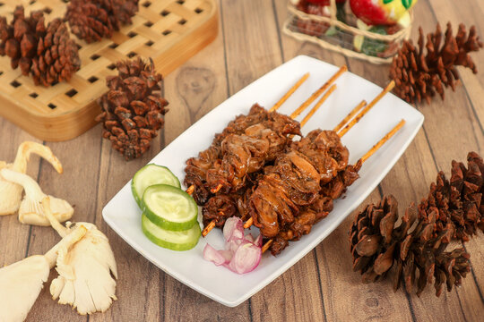 A plate of sate jamur tiram, a vegetarian satay made from oyster mushrooms, marinated in sweet soy sauce and aromatic herbs, then charcoal-grilled.
