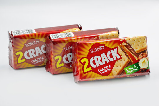 Roshen 2Crack cracker sandwich cocoa and hazelnut packs closeup.