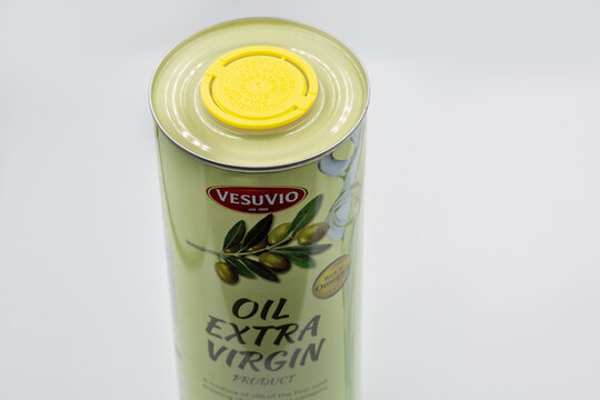 Vesuvio Extra Virgin Olive Oil 1 liter metal tin closeup.