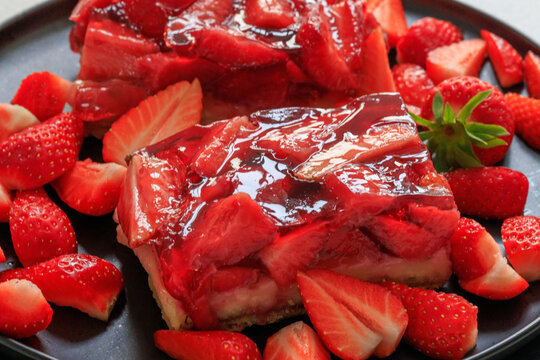 Erdbeerkuchen_mit_frischen_Erdbeeren_und_Sahne