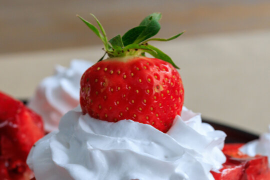 Erdbeerkuchen_mit_frischen_Erdbeeren_und_Sahne