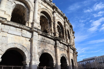 Naklejka premium Ancient Roman Amphitheater Architecture Under Clear Blue Sky Outdoors