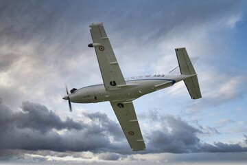 Fototapeta premium Socata TBM 700 armée de terre Française décollage vue dessous