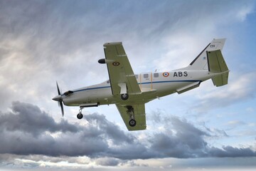 Fototapeta premium Socata TBM 700 armée de terre atterrissage vue coté