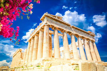 Obraz premium Parthenon temple over bright blue summer sky background with flowers, Acropolis hill, Athens Greece