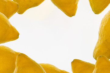 Naklejka premium Yellow lemons creating a bright fruit border with empty copy space