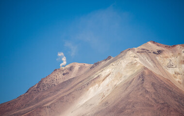 Vulkan in Anden mit Rauch, Altiplano, Bolivien © chris74