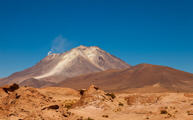 Vulkan in Anden mit Rauch, Altiplano, Bolivien © chris74