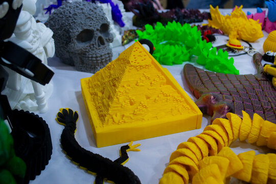 3D printed many different art objects. Objects printed on 3D printer from melted