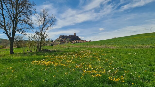 La forteresse de Polignac vue depuis les prairies environnantes un bel apr&egrave;s-midi de printemps (Auvergne)