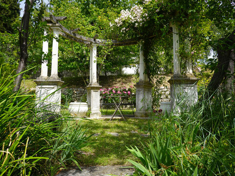 Rose garden semi-circular pergola, Peillon, France