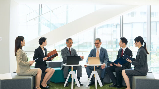 商談、ビジネス、会談、トップ、社長、経営者、交渉、チームワーク、経営、取引、外交、ビジネスパーソン、オフィス、職場、企業、会社員、ビジネスマン、男性、女性、日本人、人材、グループ、シニア、ミドル、中高年、チームビルディング、協力、団結、エンゲージメント、リーダーシップ、コンサルタント、コンサルティング、アドバイザー、顧問、指導、DX、会議、ミーティング、打ち合わせ、会話、キャリア、コピースペース、