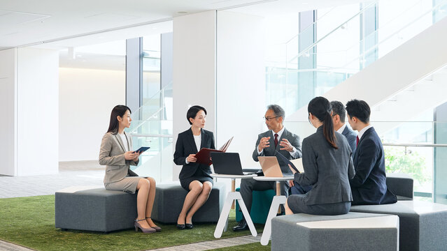 ビジネス、会議、ミーティング、リーダー、リーダーシップ、経営、上司、社長、経営者、秘書、人材、チームワーク、会話、打ち合わせ、指示、指導、研修、コンサル、アドバイザー、顧問、シニア、ミドル、中高年、カリスマ、指導者、オフィス、ロビー、企業、職場、会社員、ビジネスパーソン、ビジネスマン、男性、女性、日本人、チームビルディング、グループ、協力、団結、エンゲージメント、コーチング、チーム、相談、商談、部