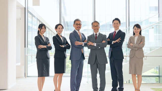 ビジネス、ビジネスパーソン、チームワーク、チームビルディング、人材、自信、ポジティブ、笑顔、経営、社長、組織、楽しい、嬉しい、喜ぶ、ハッピー、オフィス、職場、企業、会社員、サラリーマン、ビジネスマン、男性、女性、日本人、グループ、協力、団結、エンゲージメント、リーダーシップ、元気、エナジャイザー、ポジティブシンキング、経営者、管理職、上司、部下、同僚、仲間、整列、スーツ、就職、ビジネスウーマン、キ