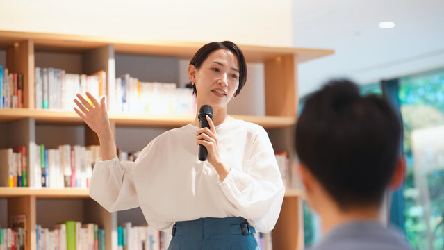 スピーチする女性と観衆