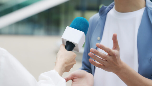 街でインタビューを受ける男性