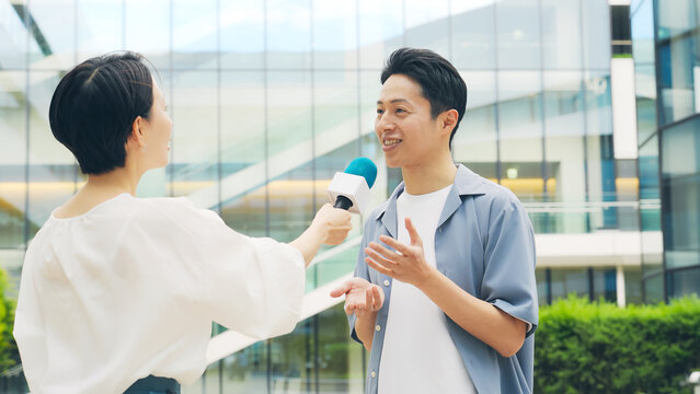街でインタビューを受ける男性