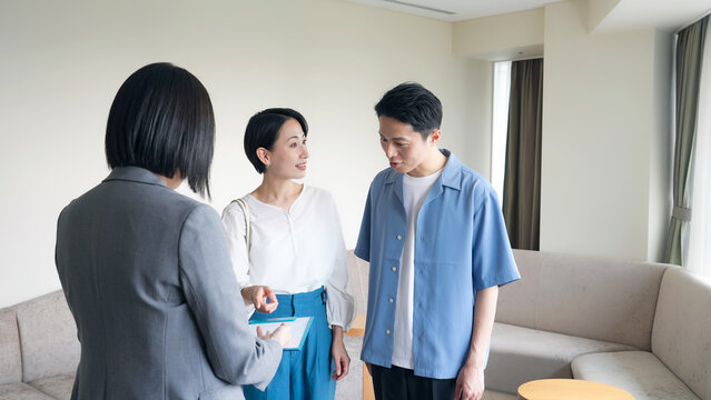 住宅、内見、内覧、不動産、引越し、ホテル、見積もり、相談、営業、部屋、業者、会社、説明、夫婦、カップル、新居、マイホーム、ハウスメーカー、モデルルーム、モデルハウス、会話、女性、男性、日本人、打ち合わせ、内装、契約、ホテリエ、案内、購入、マンション、住まい、暮らし、賃貸、宿泊、ルームサービス、仕事、ビジネス、提案、仲介、笑顔、家族、ミドルエイジ、選択、部屋探し、物件、リビングルーム、売却、人物