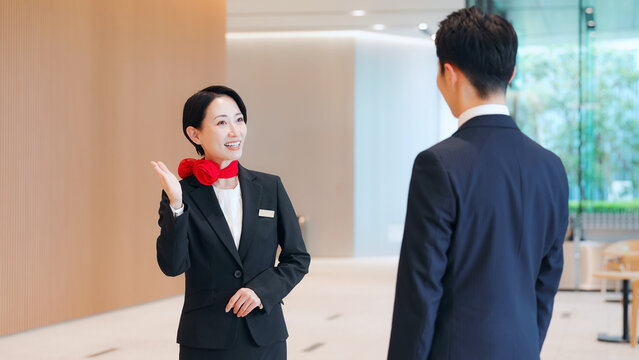 接客する女性スタッフ