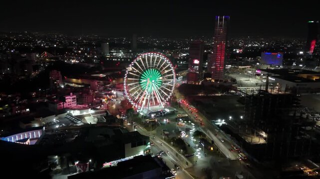Vista a&eacute;rea nocturna de la ciudad de Puebla M&eacute;xico, skyline, Noria, Rueda de la fortuna y edificios. Luces de noche. Iluminaci&oacute;n nocturna, ciudad de noche. (6)