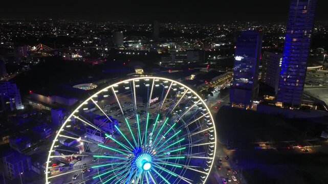 Vista a&eacute;rea nocturna de la ciudad de Puebla M&eacute;xico, skyline, Noria, Rueda de la fortuna y edificios. Luces de noche. Iluminaci&oacute;n nocturna, ciudad de noche. (4)