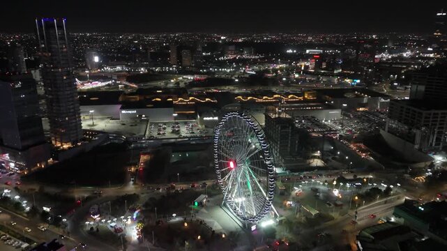 Vista a&eacute;rea nocturna de la ciudad de Puebla M&eacute;xico, skyline, Noria, Rueda de la fortuna y edificios. Luces de noche. Iluminaci&oacute;n nocturna, ciudad de noche. (1)