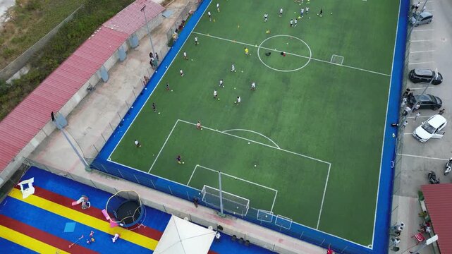 campo da calcio il erba sintetica visto dall'alto