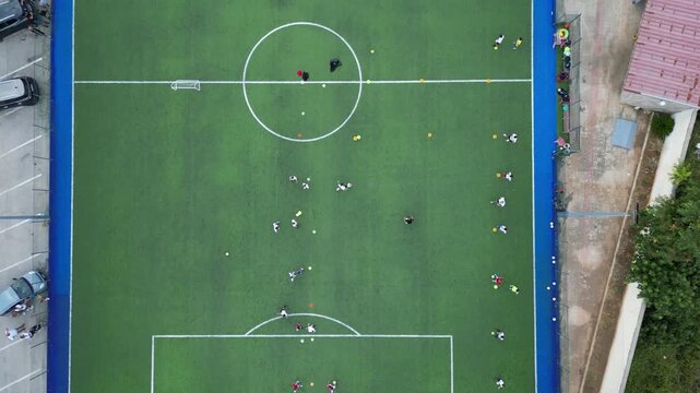 campo da calcio il erba sintetica visto dall'alto