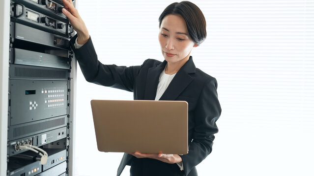 サーバーを点検する女性エンジニア