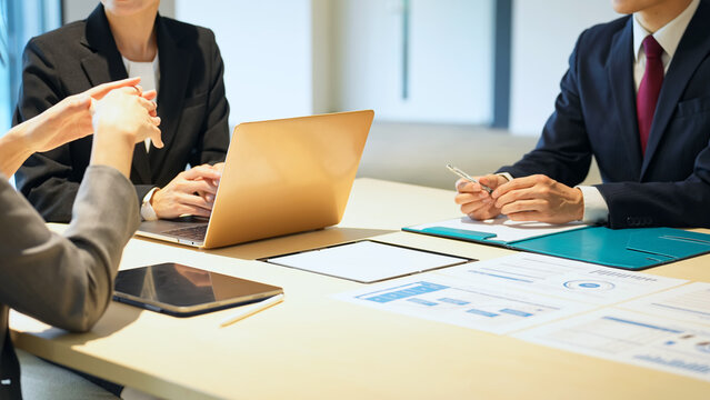 Business, meetings, management, strategy, companies, teamwork, consultation, business people, interviews, business negotiations, marketing, businessmen, offices, consultants, consulting, advisors, hum