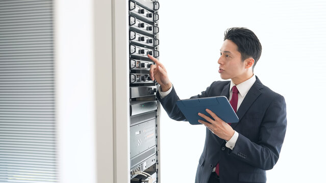 サーバーを点検する男性エンジニア