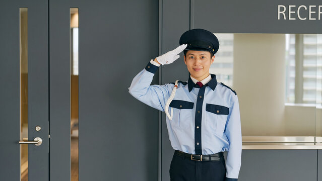 入り口で敬礼する男性警備員