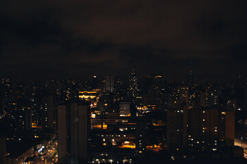 Obraz premium Paisagem Urbana Noturna e Escura de Curitiba com Luzes da Cidade