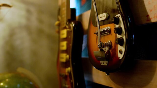 Primer plano de guitarra el&eacute;ctrica vintage con acabado sunburst, palanca de tr&eacute;molo cromada y controles de volumen cl&aacute;sicos.