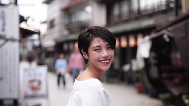 観光地を歩く女性の笑顔のポートレート