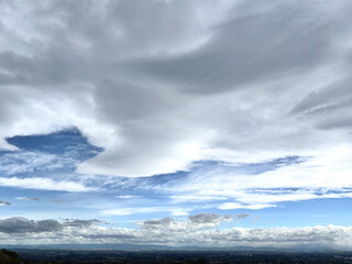 Obraz premium Wide Panoramic view over Hawkes bay hills with dramatic cloudscape