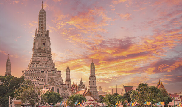 tourist attractions in the city park of Bangkok City, 
The most beautiful Viewpoint Wat Arun,Buddhist temple in Bangkok, Thailand 
