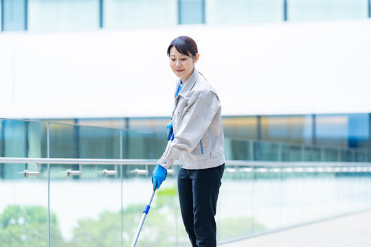 モップがけをする女性
