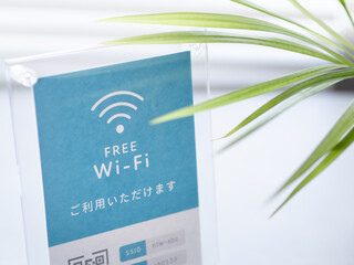 受付カウンターに置かれたフリーWi-Fi案内のアクリルスタンド（用紙デザインはオリジナル制作） © Keyglad