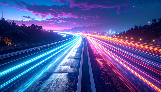 Lichtsporen langs de snelweg in de schemering.