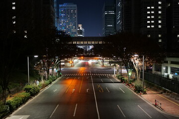 夜の都会を走る車 © 渉 髙橋