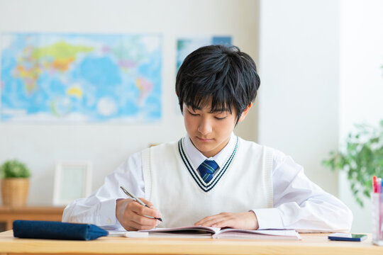 自宅で勉強する中学生