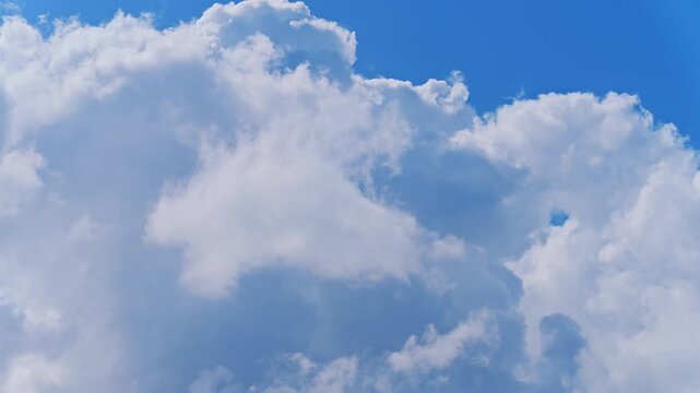 躍動する夏の空：未来への希望と変化を感じさせる白い雲のタイムラプス