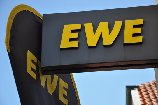 EWE Reklameschilder vor dem Gesch&auml;ft Nahaufnahme