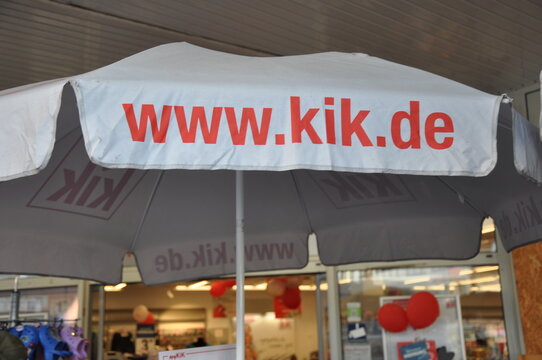 KIK Werbung auf dem Sonnenschirm vor dem Gesch&auml;ft 
