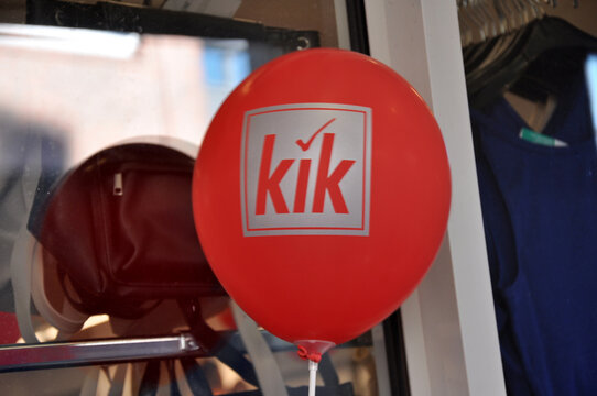 KIK Werbung auf dem Luftballon vor dem Gesch&auml;ft 
