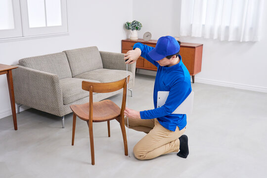 椅子のサイズを測る作業員